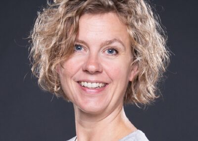 Marianne Bachmann, Krops- og traumeterapeut, Cand. scient. Certificeret Manuvision Kropsterapeut, RAB godkendt.